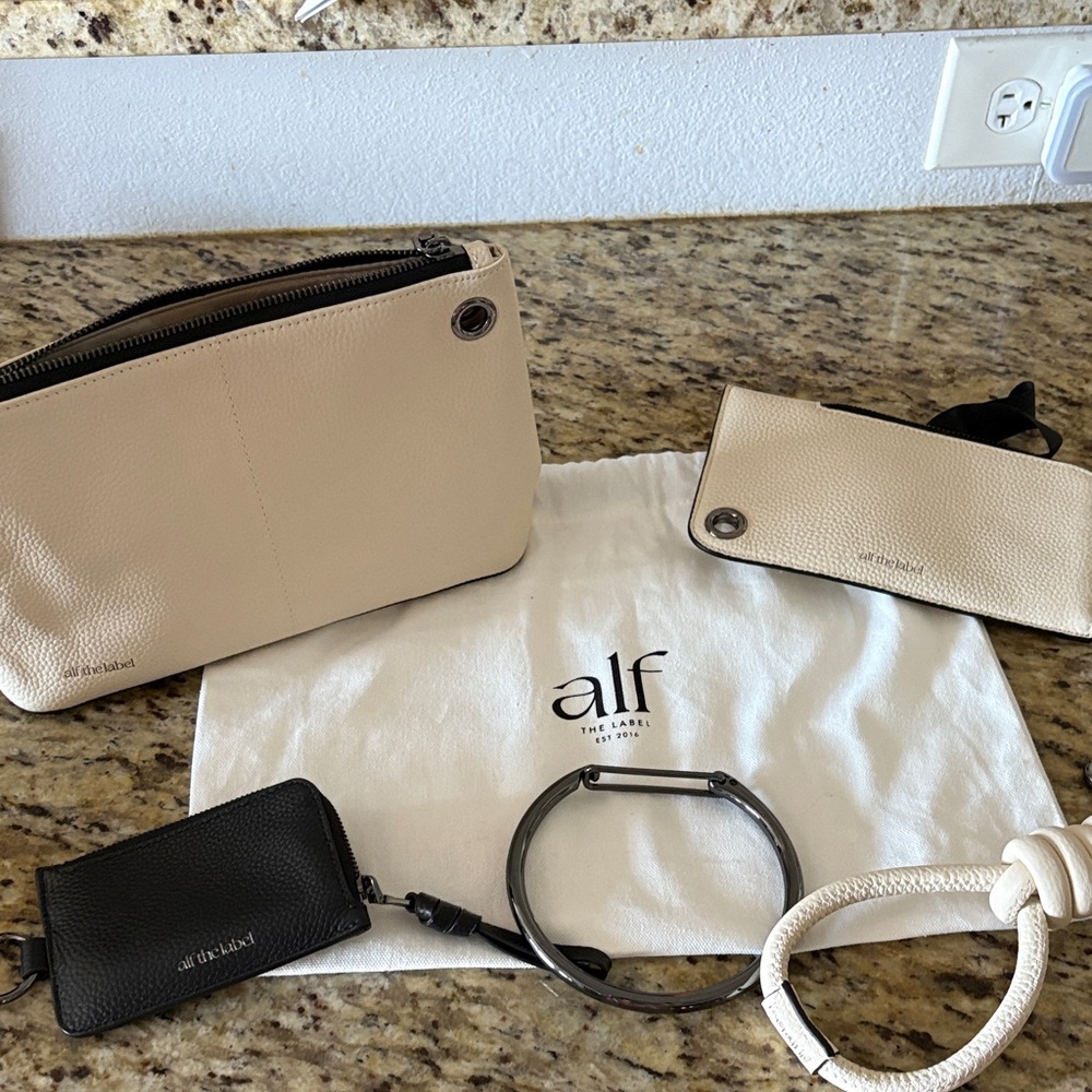 Alf the Label Carabiner capsule